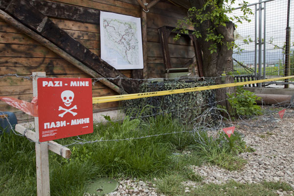 Warning sign for landmines on display outside the museum | Tunnel of Life | Bosnië en Herzegovina