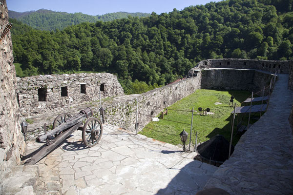 Cannon and courtyard of the fortress of Vranduk seen from its tower | Vranduk | Bosnië en Herzegovina