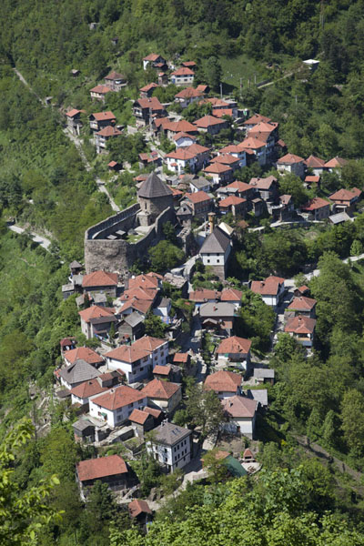 Photo de View of the village of Vranduk from across the valleyVranduk - la Bosnie-Herzégovine