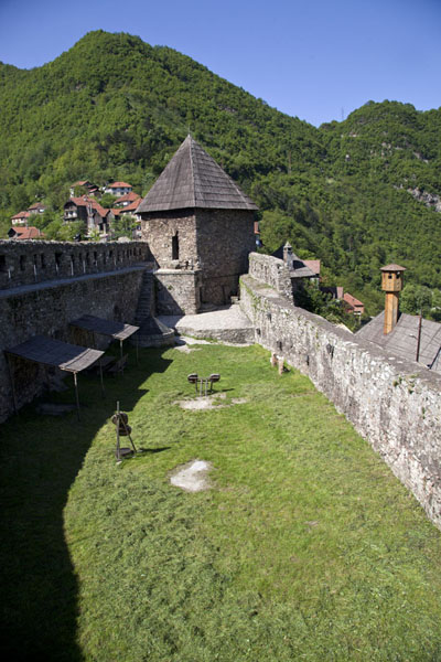 Foto de The courtyard and tower of the fortress of Vranduk - Bosnia y Herzegovina - Europa