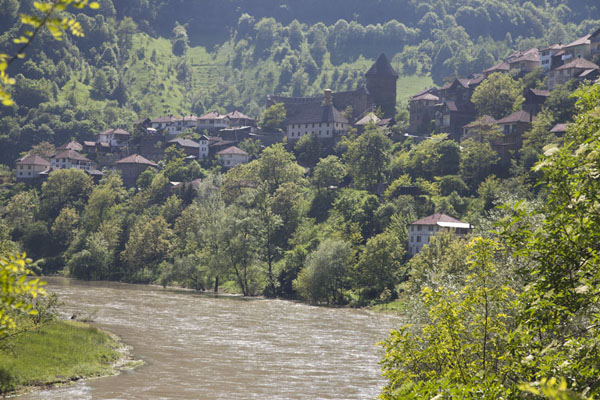 Foto van The Bosna river with the village of VrandukVranduk - Bosnië en Herzegovina