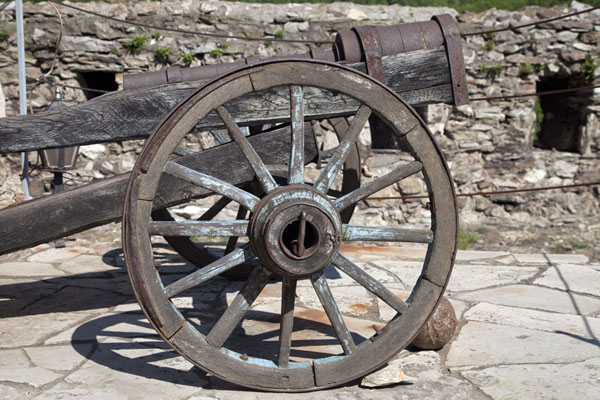Photo de Old cannon cart inside the fortress of Vranduk - la Bosnie-Herzégovine - Europe
