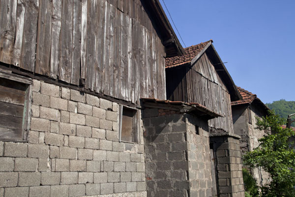 Foto de Half wooden, half stone houses in Vranduk - Bosnia y Herzegovina - Europa