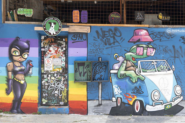Foto di Graffiti with Batwoman and Volkswagen cabrio van on a wall in Beco do BatmanSão Paulo - Brasile