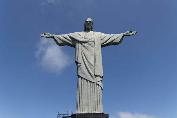 Foto de The arms of Cristo Redentor spread out wide on top of Corcovado mountainRio de Janeiro - Brazil