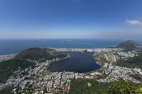 Foto van View of the Rodrigo de Freitas Lagoon, Ipanema, and the Two Brothers in the backgroundRio de Janeiro - Brazilië