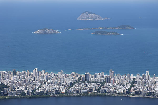Photo de Close-up of Ipanema with several islands in the background seen from Corcovado - le Brésil - Amérique