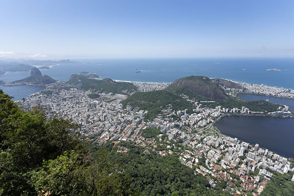 View from Corcovado with the lagoon, Ipanema, Copacabana and the Sugar Loaf in the distance | Corcovado | Brazilië