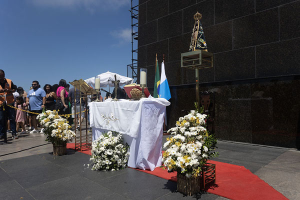 Foto van Flowers at the foot of the statue of Cristo RedentorRio de Janeiro - Brazilië
