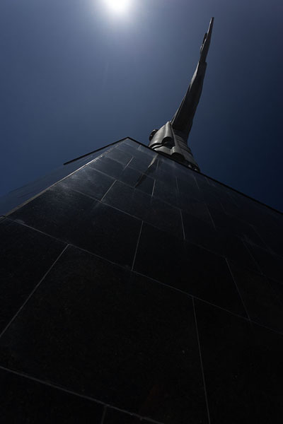 Looking up Cristo Redentor on top of Corcovado mountain | Corcovado | Brasile