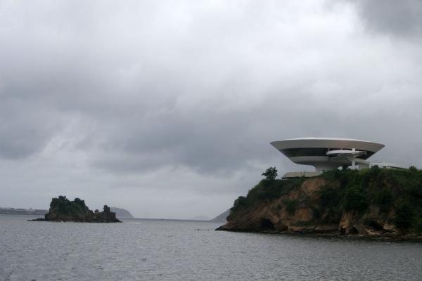 Picture of MAC building in Niteroi seen from a distance