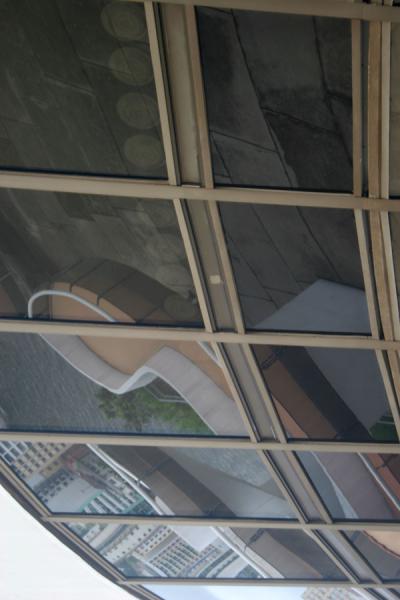 Foto van Reflection of panorama in the windows of the MAC, NiteroiNiteroi - Brazilië