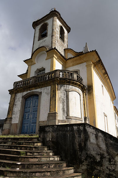Foto di Looking up the São José church in Ouro PretoOuro Preto - Brasile