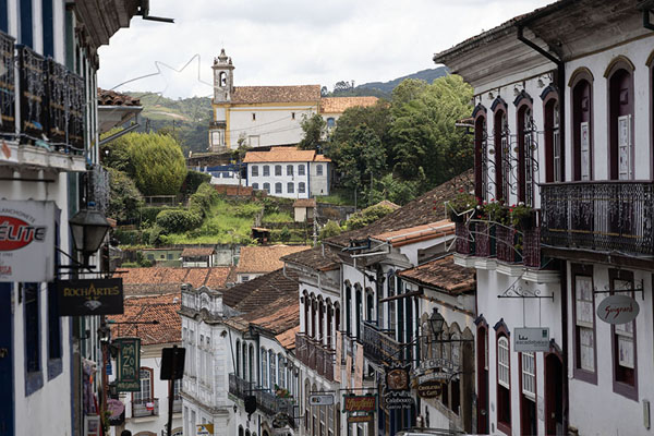 Foto di View of the historic part of Ouro Preto with colonial houses and one of the many churchesOuro Preto - Brasile