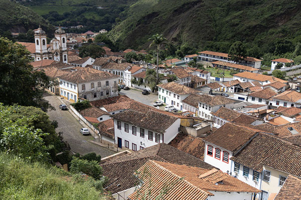 Foto de Colonial houses and church in the west side of the historic city of Ouro PretoOuro Preto - Brazil