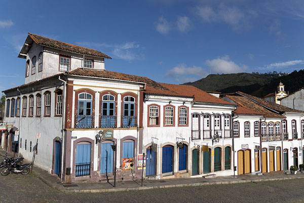 Photo de Row of traditional houses on Tiradentes Square in Ouro PretoOuro Preto - le Brésil