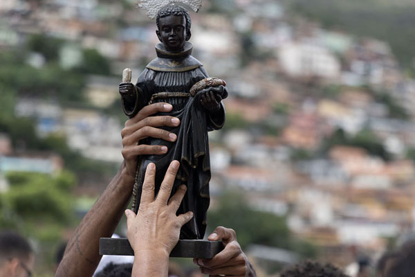 Photo de People trying to get a hand on a statue at the Santa Efigenia church in Ouro PretoOuro Preto - le Brésil