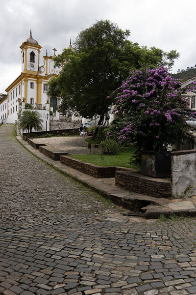 Photo de A cobble stone street in Ouro Preto with the Nossa Senhora da Conceição churchOuro Preto - le Brésil