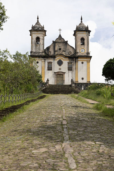Foto di The Saint Francis of Paola church with cobble stone streetOuro Preto - Brasile