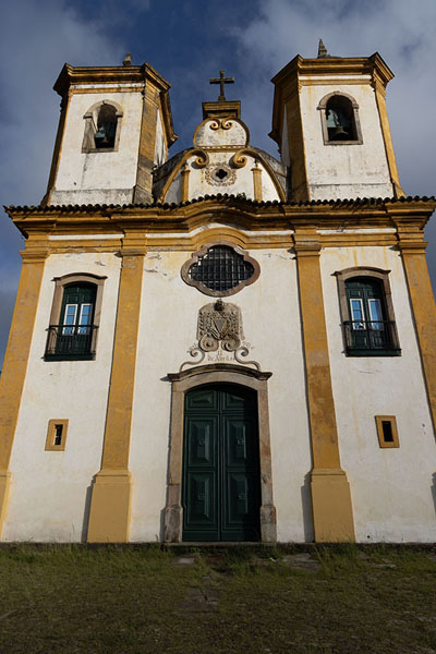 Foto di Looking up the Nossa Senhora das Mercês e Perdões churchOuro Preto - Brasile