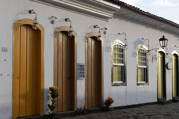 Foto de Early morning sun on a row of houses in the historic centre of ParatyParaty - Brazil