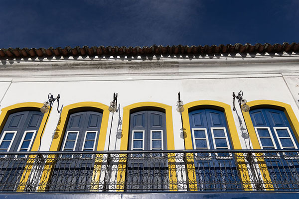 Photo de Looking up a white building with blue windows and yellow framesParaty - le Brésil