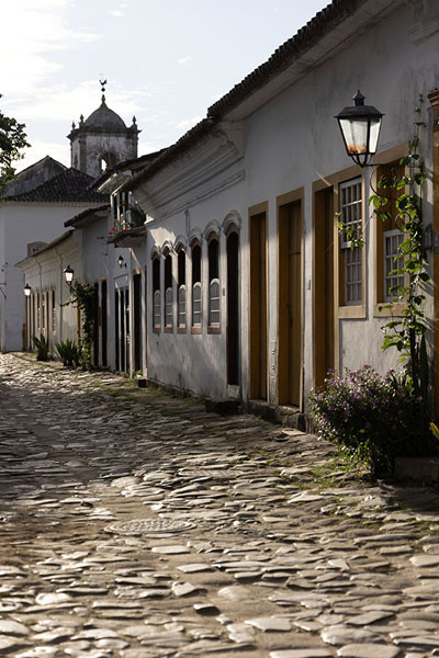 Foto de Early morning light in one of the cobble stone streets of the historic district of ParatyParaty - Brazil
