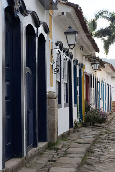 Foto de Side view of a row of colonial houses in ParatyParaty - Brazil