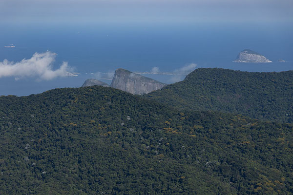 Photo de View of São Conrado island and mountain from Pico da Tijuca - le Brésil - Amérique