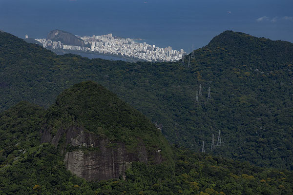 View from the summit of Pico da Tijuca Mirim with a glimpse of the northern part of Rio de Janeiro | Pico da Tijuca | le Brésil
