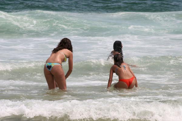 Picture of Ipanema girls waiting for a wave (Rio de Janeiro, Brazil)