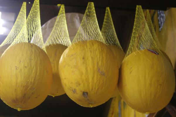 Fruits displayed in fruit drink joint | Vruchtensappen | Brazilië