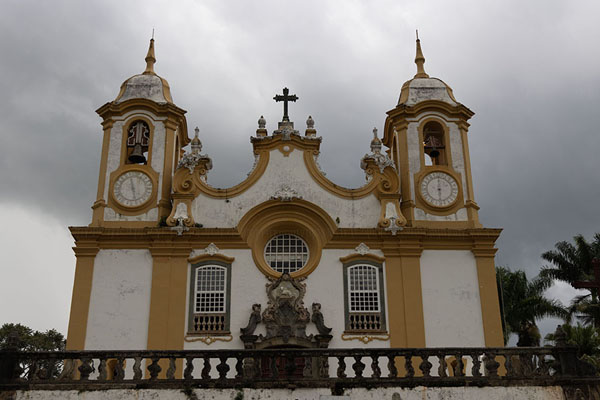Foto di Looking up the Matriz de Antonio church in TiradentesTiradentes - Brasile