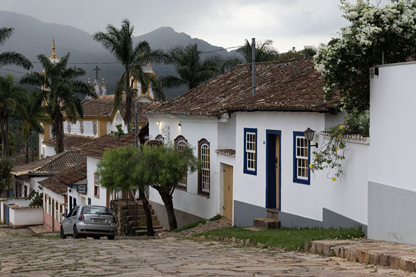 Photo de Typical street in Tiradentes with colonial houses and church in the backgroundTiradentes - le Brésil