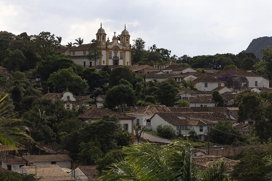 Foto di View over houses and churches on hills of TiradentesTiradentes - Brasile