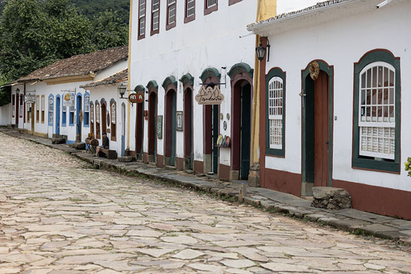 Photo de Row of colonial houses lining one of the streets of TiradentesTiradentes - le Brésil