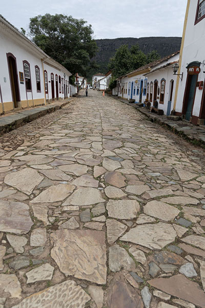Photo de Typical street in Tirdentes with large blocks of stone as street pavementTiradentes - le Brésil