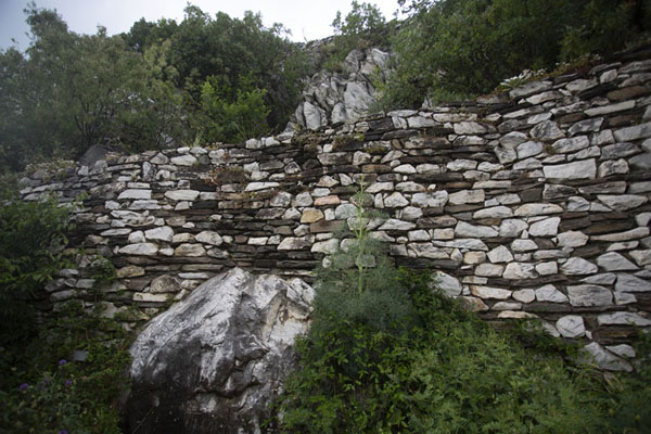 The walls of the fortress running over the rocks of the outcrop on which it is built | Asen Fortress | Bulgaria