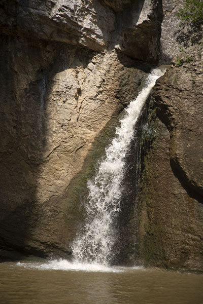 The waterfall gushing down the rocks in Emen canyon | Emen Canyon | Bulgarie
