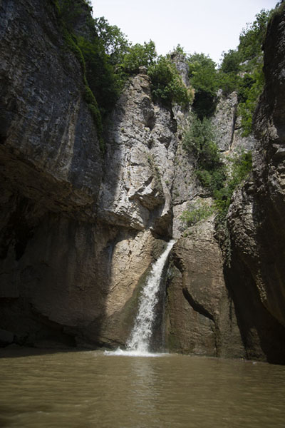 Foto de Water falling down rocks in Emen canyon - Bulgaria - Europa