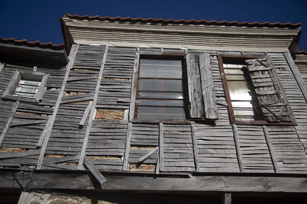 Looking up a wooden overhanging upper floor of a traditional building in Sozopol | Sozopol | Bulgarije
