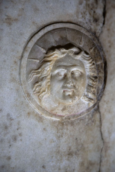 Picture of Thracian tombs (Bulgaria): Detail inside the tomb of Seuthes III: a sculpted head on the wall