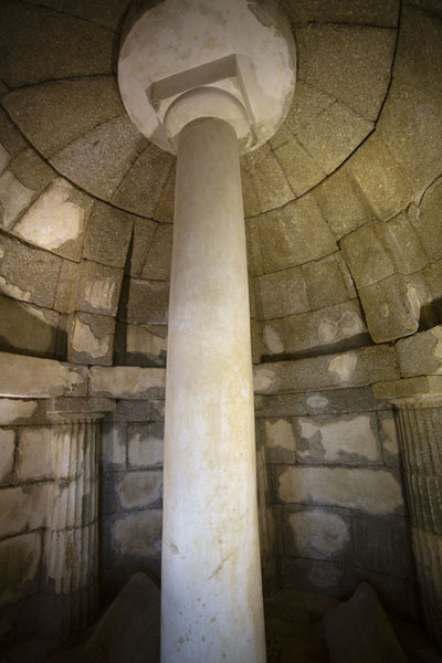 Picture of Thracian tombs (Bulgaria): The circular tomb of Shushmanets, the ceiling supported by a Doric column