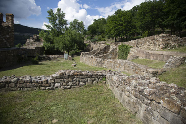 Picture of Tsarevets Fortress (Bulgaria): Ruined walls of the fortress of Tsarevets