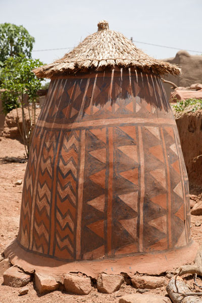 Picture of Tiébélé painted houses (Burkina Faso): Small circular painted storage house in Tiébélé