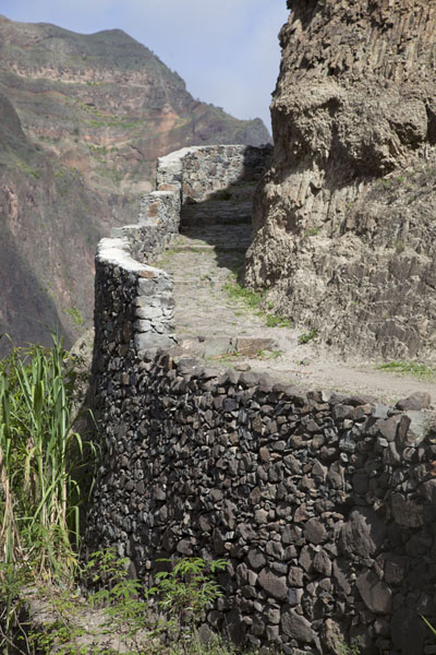 Photo de The curved path between Pia de Cima and Agriões - Cap-Vert - Afrique