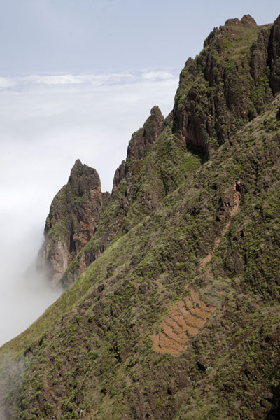Foto van Clouds floating against the steep mountains above Ribeira de Torre - Kaap-Verdië - Afrika