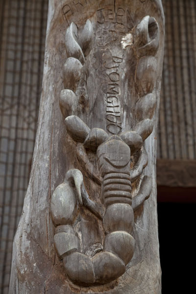 Picture of Bandjoun chefferie (Cameroon): Detail of one of the columns of the Case with a scorpion