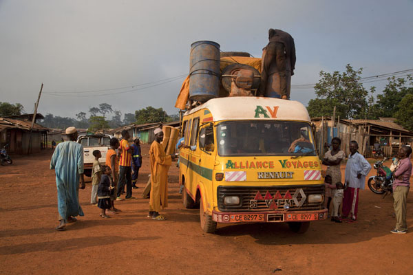Foto van Getting the luggage fixed on the roof of the van in LibongoYokadouma - Kameroen