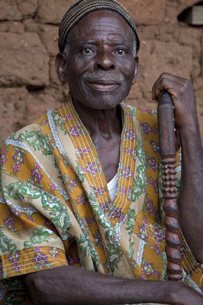 Man with cane in Wum | Kameroenezen | Kameroen